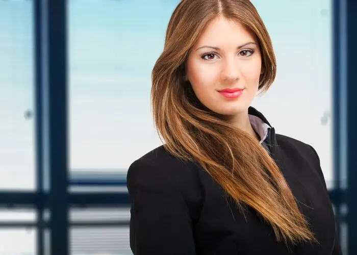 العناية بالشعر للموظفات: خطوات يومية لإطلالة أنيقة وحيوية 5 أطعمة تدعم صحة شعر الموظفات